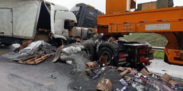 Colisão entre caminhão e carreta deixa um morto e bloqueia a BR-354 em Formiga