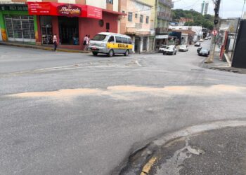 Corpo de Bombeiros elimina risco de acidentes causado por mancha de óleo no Centro de Formiga