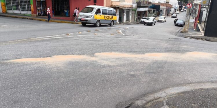 Corpo de Bombeiros elimina risco de acidentes causado por mancha de óleo no Centro de Formiga