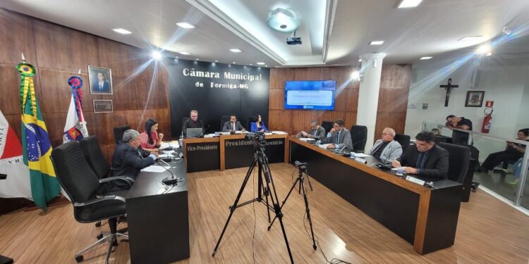 Câmara de Formiga aprova mudança no cálculo da gratificação natalina dos servidores municipais