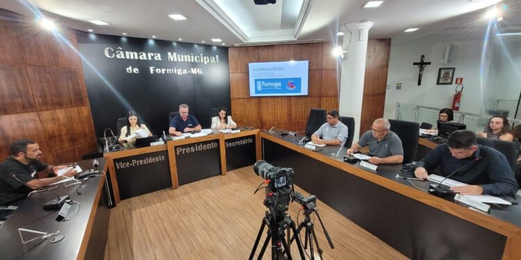 Câmara de Formiga realiza audiência pública para discutir PPA 2026–2029 e diretrizes orçamentárias do município