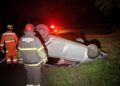 Jovem é socorrido pelos bombeiros após carro capotar na BR-381 entre Carmópolis e Oliveira