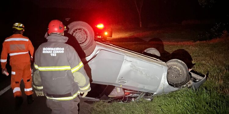 Jovem é socorrido pelos bombeiros após carro capotar na BR-381 entre Carmópolis e Oliveira