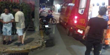 Homem fica confuso e sofre ferimentos após colisão entre duas motos no Centro de Formiga