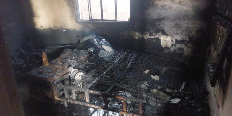 Casa é destruída por incêndio e Polícia Militar apura possível ato criminoso em Formiga