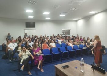 Profissionais de escola de Córrego Fundo participam de capacitação