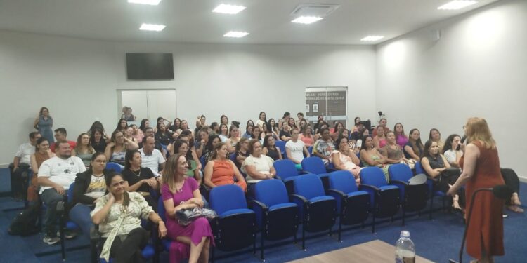 Profissionais de escola de Córrego Fundo participam de capacitação