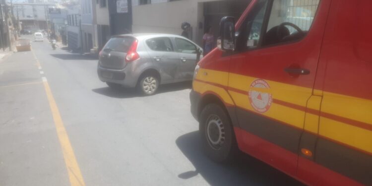 Motociclista fica ferido após colisão com carro no Centro de Formiga