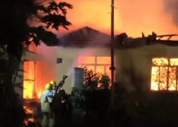 Casa abandonada é consumida por incêndio na Vila Calcita em Arcos