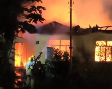 Casa abandonada é consumida por incêndio na Vila Calcita em Arcos