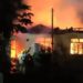 Casa abandonada é consumida por incêndio na Vila Calcita em Arcos