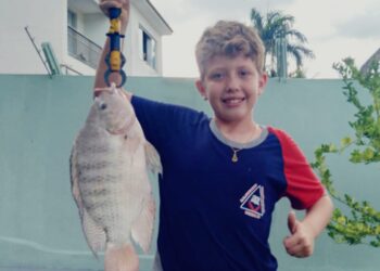 Formiga: criança de 12 anos chama atenção ao capturar tilápia de mais de 5 kg na Praia Popular