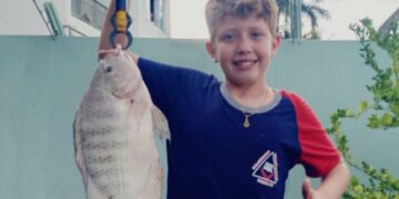 Formiga: criança de 12 anos chama atenção ao capturar tilápia de mais de 5 kg na Praia Popular