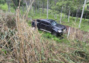 Bombeiros atendem vítima de capotamento na MG-050 em Pedra do Indaiá