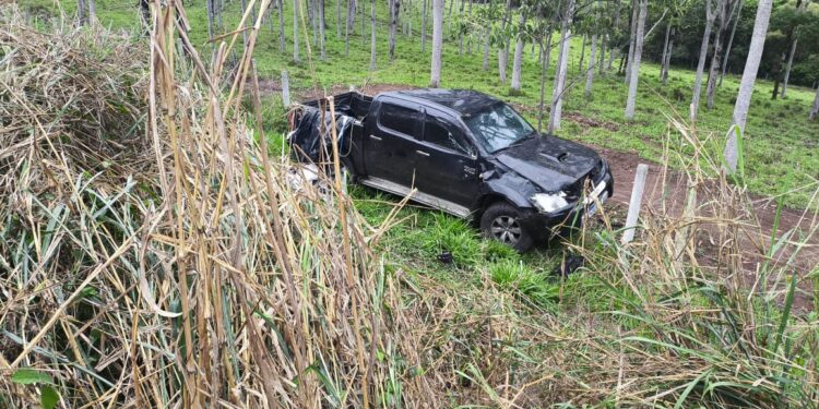 Bombeiros atendem vítima de capotamento na MG-050 em Pedra do Indaiá