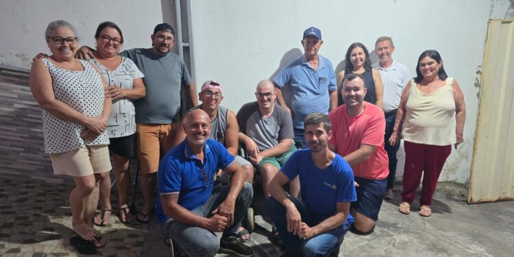 Rotarianos de Córrego Fundo entregam R$ 22 mil a família assistida por campanha