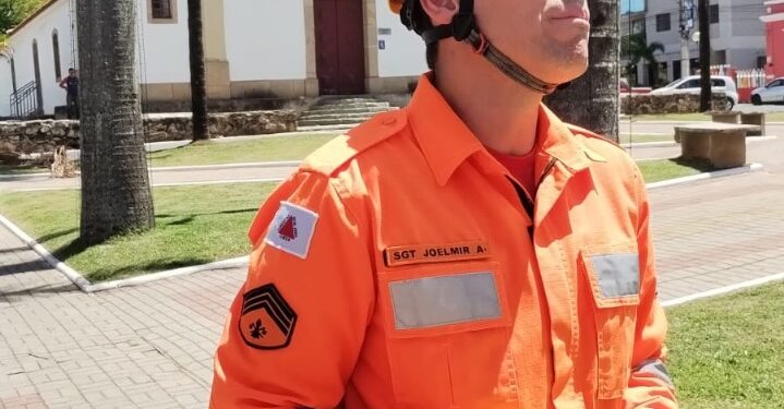 Bombeiros resgatam filhote de tucano na praça central de Campo Belo