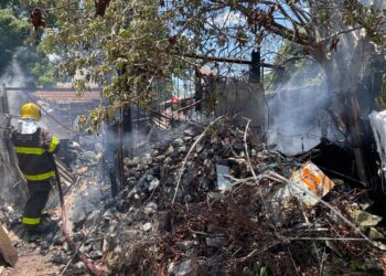 Bombeiros combatem incêndio em residência no bairro Jardim das Acácias em Divinópolis