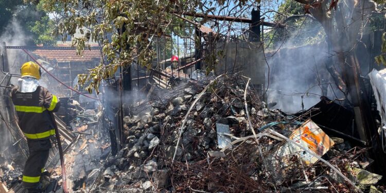 Bombeiros combatem incêndio em residência no bairro Jardim das Acácias em Divinópolis