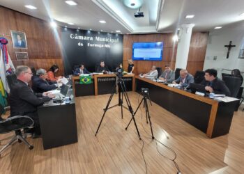 Câmara Municipal de Formiga aprova projetos e entrega Comenda João Lemos Tavares na 41ª Reunião Ordinária