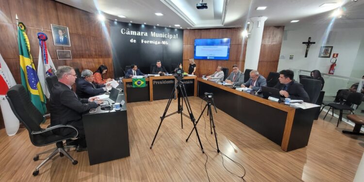 Câmara Municipal de Formiga aprova projetos e entrega Comenda João Lemos Tavares na 41ª Reunião Ordinária