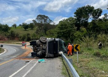 Tombamento de caminhão provoca vazamento de produtos perigosos e risco de novos acidentes entre Carmo da Mata e Oliveira