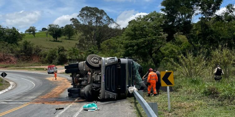 Tombamento de caminhão provoca vazamento de produtos perigosos e risco de novos acidentes entre Carmo da Mata e Oliveira
