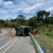 Tombamento de caminhão provoca vazamento de produtos perigosos e risco de novos acidentes entre Carmo da Mata e Oliveira