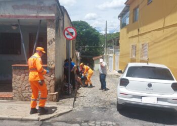 Duas pessoas ficam feridas em acidente envolvendo um carro e uma motocicleta no Centro de Formiga