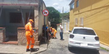 Duas pessoas ficam feridas em acidente envolvendo um carro e uma motocicleta no Centro de Formiga
