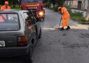 Mulher fica ferida após carro colidir contra poste na Avenida Geraldo Almeida, em Formiga