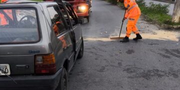 Mulher fica ferida após carro colidir contra poste na Avenida Geraldo Almeida, em Formiga