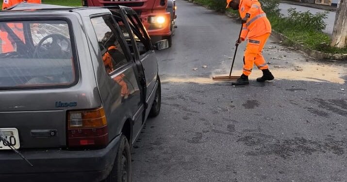 Mulher fica ferida após carro colidir contra poste na Avenida Geraldo Almeida, em Formiga