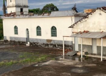 Temporal causa danos na cobertura de igreja na comunidade de Papagaios, em Formiga