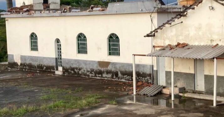 Temporal causa danos na cobertura de igreja na comunidade de Papagaios, em Formiga