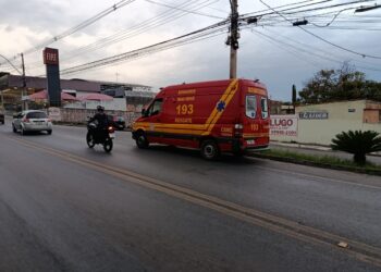Colisão entre carro e motocicleta deixa jovem ferido na Avenida Brasil, em Formiga