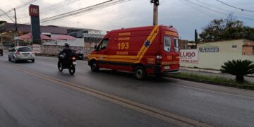 Colisão entre carro e motocicleta deixa jovem ferido na Avenida Brasil, em Formiga