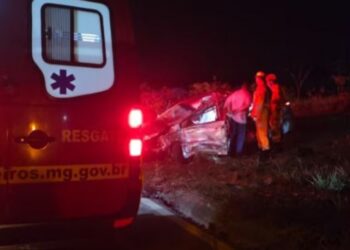 Mãe morre, e marido e bebê de 4 meses ficam feridos em batida entre carro e caminhão