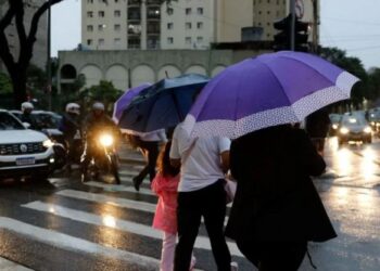 Frente fria se aproxima e traz muita chuva ao país; confira o clima