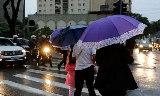 Frente fria se aproxima e traz muita chuva ao país; confira o clima