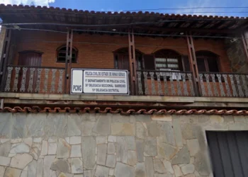 Servidora concursada é presa suspeita de furtar armas de delegacia no Barreiro, em BH