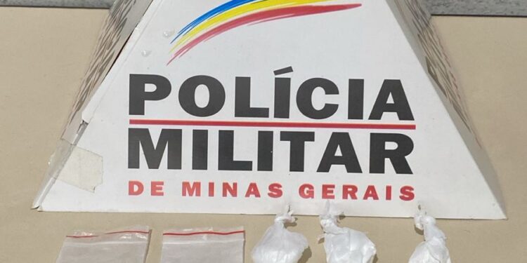 Homem é preso por tráfico de drogas em Itapecerica