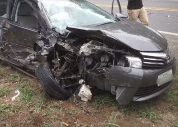 Carro pega fogo após batida na MG-050 e acidente deixa dois mortos