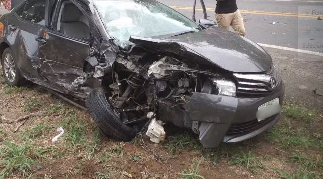 Carro pega fogo após batida na MG-050 e acidente deixa dois mortos