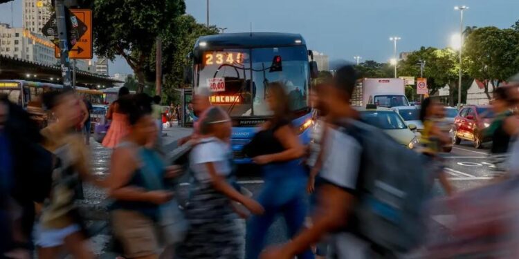 Empresas pagavam, em média, 15,8% mais a homens que a mulheres em 2023