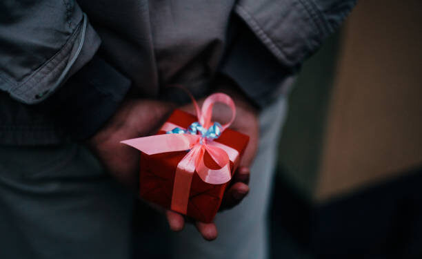 Golpe do “presente de aniversário” se espalha pelo Brasil: falsos entregadores usam equipamento para clonar cartões