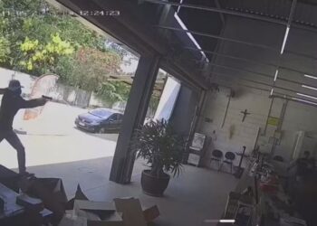 Homem é baleado dentro de loja de acessórios automotivos em Divinópolis