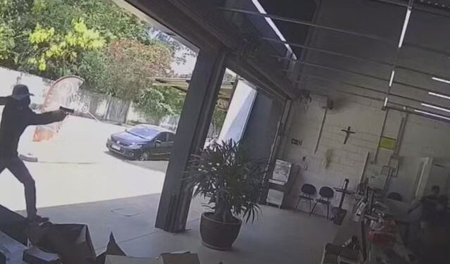 Homem é baleado dentro de loja de acessórios automotivos em Divinópolis