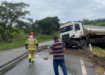 Caminhão-tanque se envolve em acidente na BR-381, em Oliveira