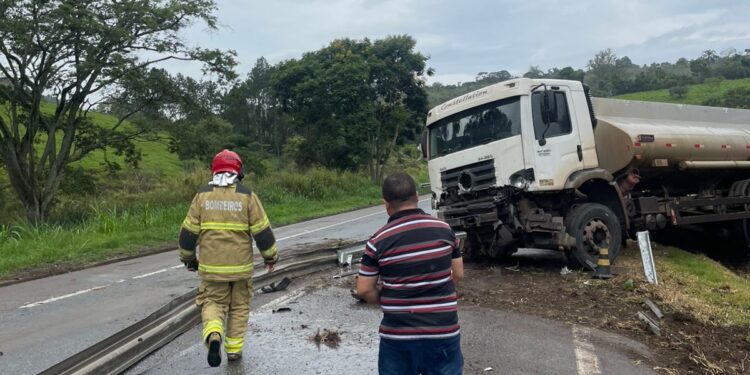 Caminhão-tanque se envolve em acidente na BR-381, em Oliveira